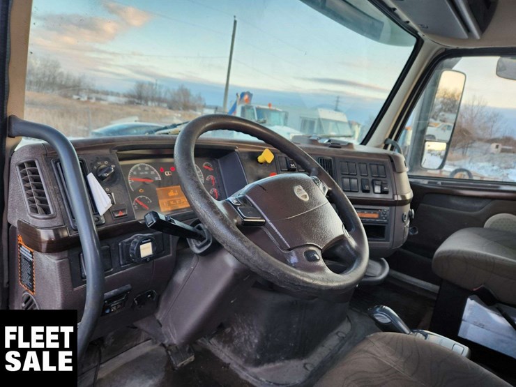 2015-volvo-vnl-t/a-day-cab-tractor-image-19