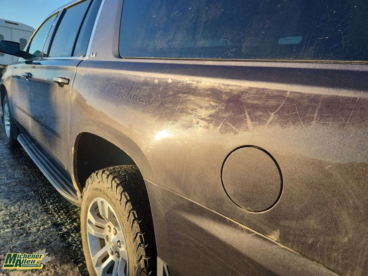 2015-chevrolet-suburban-image-33