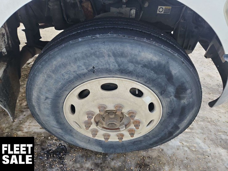 2011-peterbilt-348-image-11