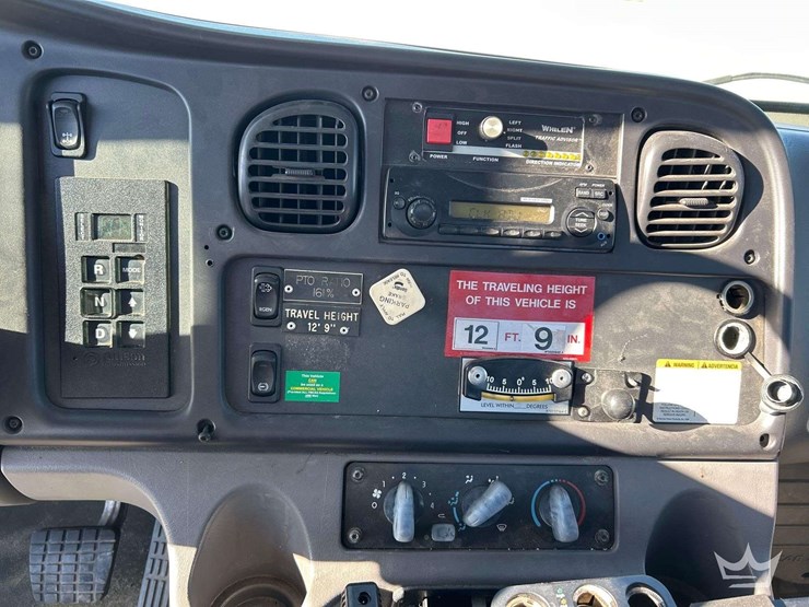 2013-freightliner-m2-bucket-truck-image-16