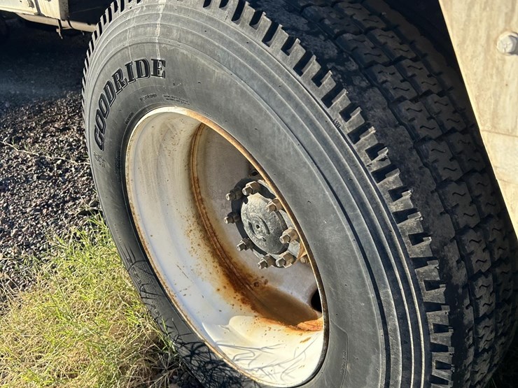 2007-freightliner-business-class-m2-106-image-35