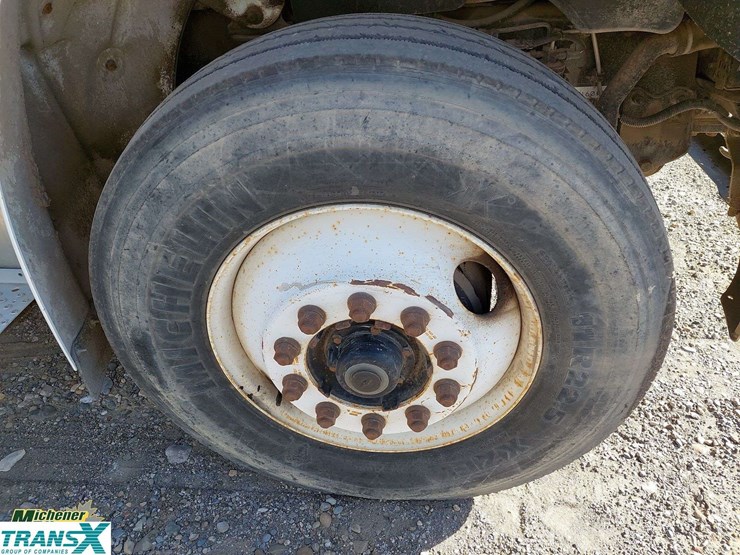 2005-freightliner-m2-106-image-8