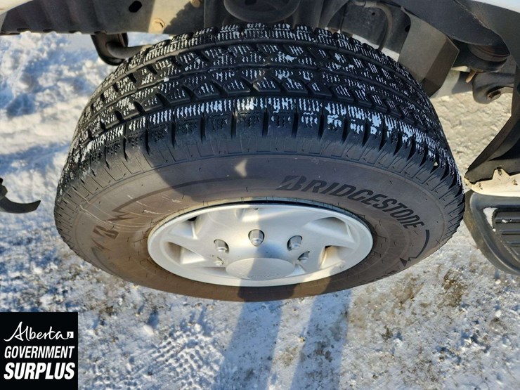 2014-ford-cargo-image-10