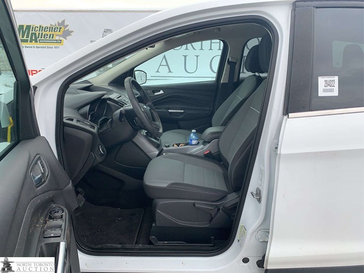 2015-ford-escape-se-image-17