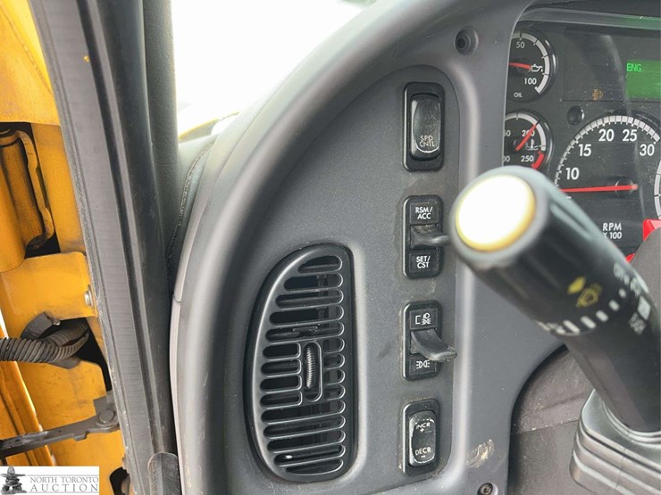 2011-freightliner-m2-106-image-20