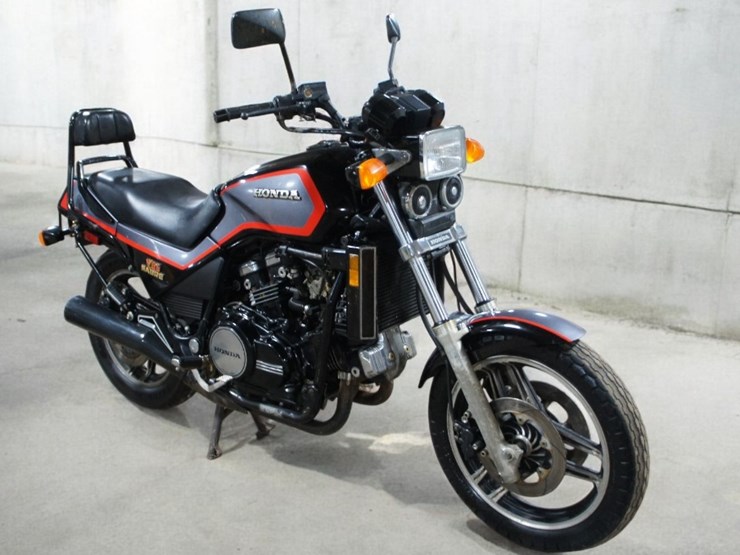 1985-honda-v65-sabre-vf1100s-motorcycle-image-2