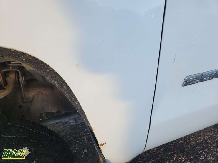 2015-chevrolet-silverado-2500hd-image-33