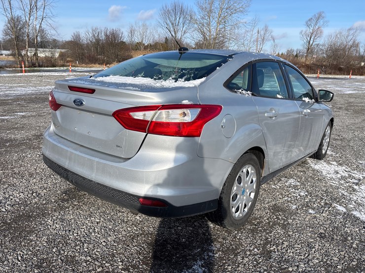 #1110-•-2012-ford-focus-passenger-car-image-13