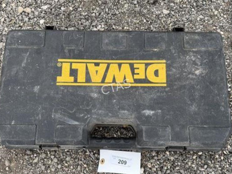 #209-•-dewalt-battery-pack-operated-grease-gun-w/-case-image-1