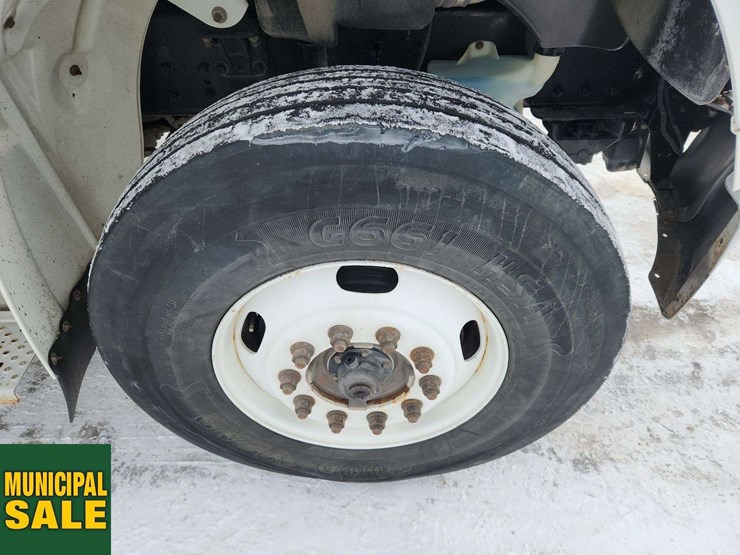 2016-freightliner-m2-106-image-11