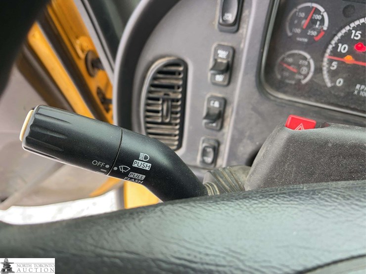 2016-freightliner-m2-106-image-19