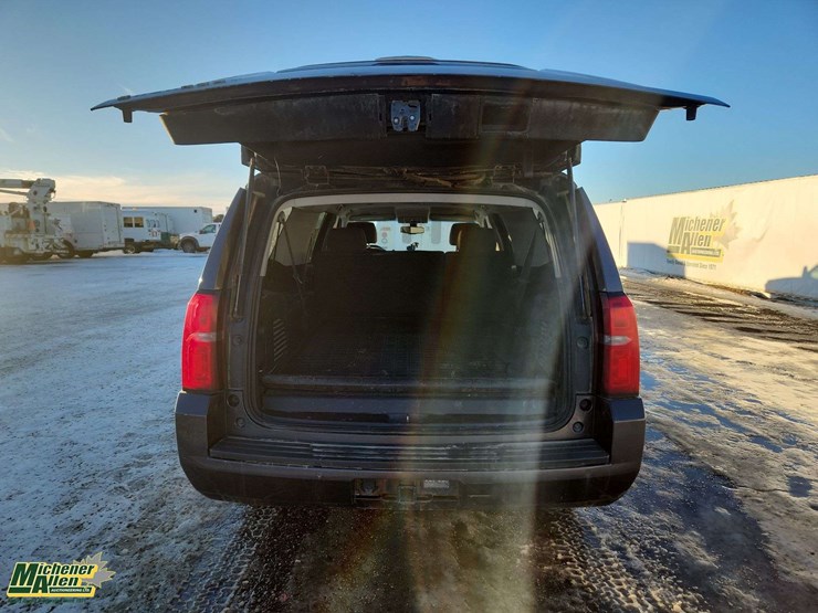 2015-chevrolet-suburban-image-24