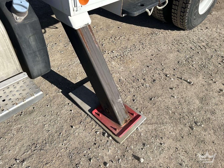 2013-freightliner-m2-bucket-truck-image-20