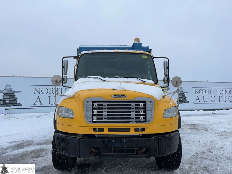 2016-freightliner-m2-106-image-5