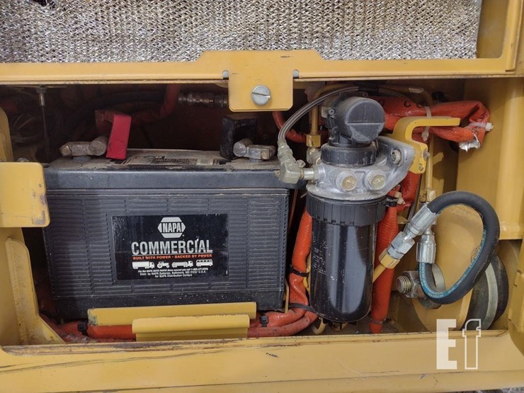 2005-caterpillar-d4g-xl-image-45