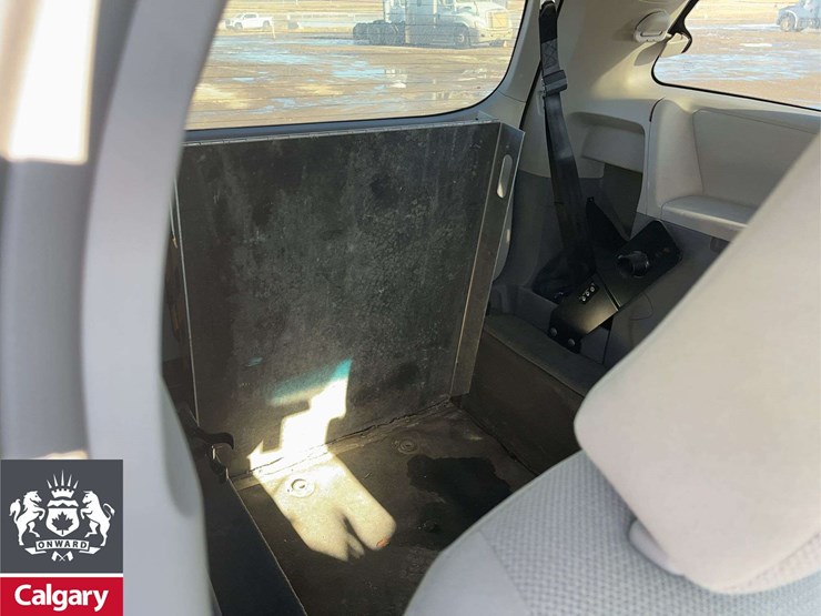 2013-toyota-sienna-image-19