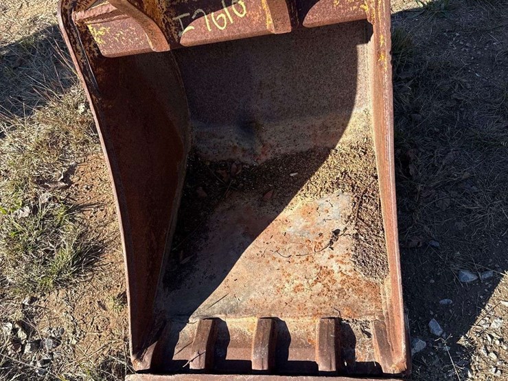 john-deere-24in-digging-tooth-bucket-excavator-attachment-image-2