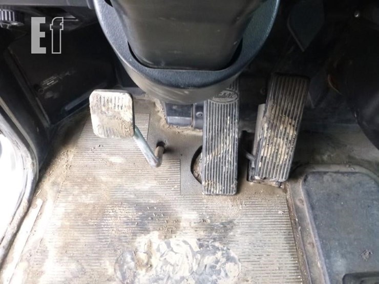 2000-peterbilt-330-image-10