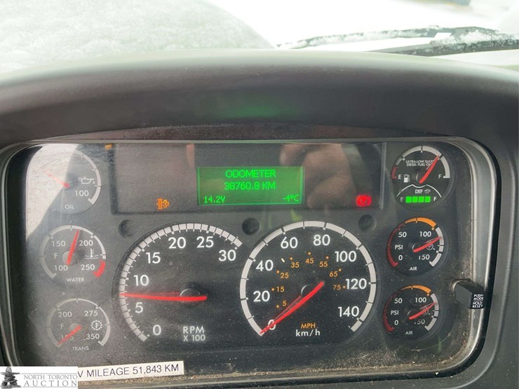 2011-freightliner-m2-106-image-18