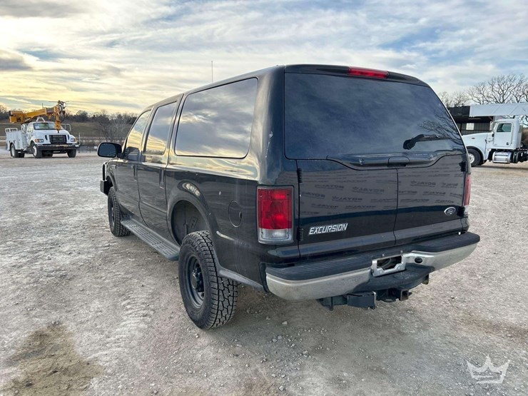 2005-ford-excursion-image-2
