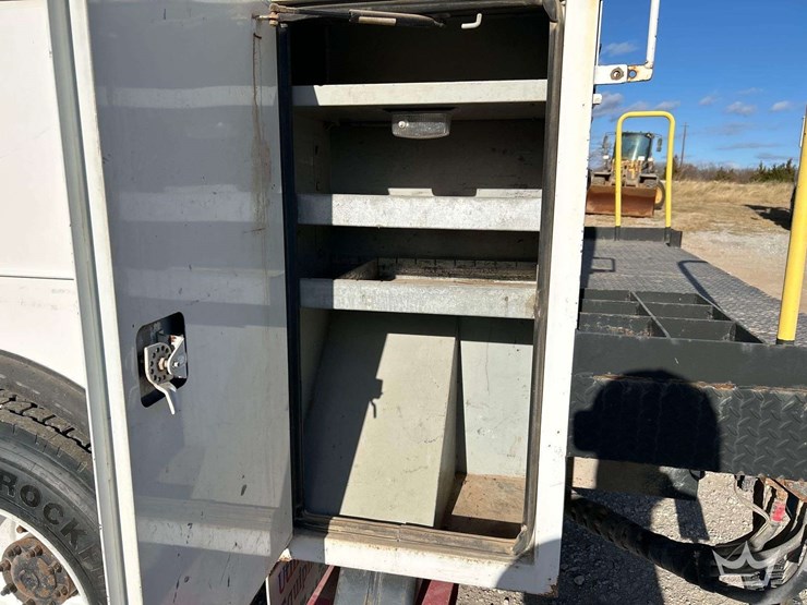 2006-freightliner-m2-bucket-truck-image-23