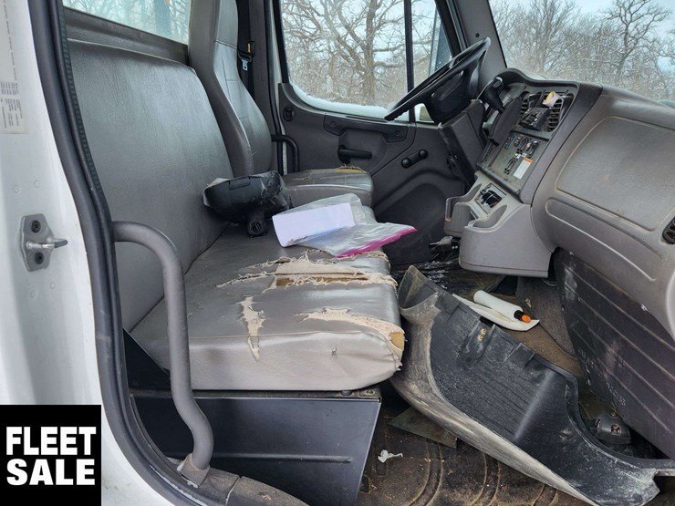 2020-freightliner-m2-106-image-14