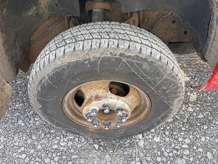 #1113-•-2004-gmc-sierra-pickup-truck-image-6