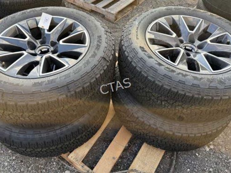 #172-•-set-of-4-chevrolet-wheels---275/60r20---take-offs-image-1