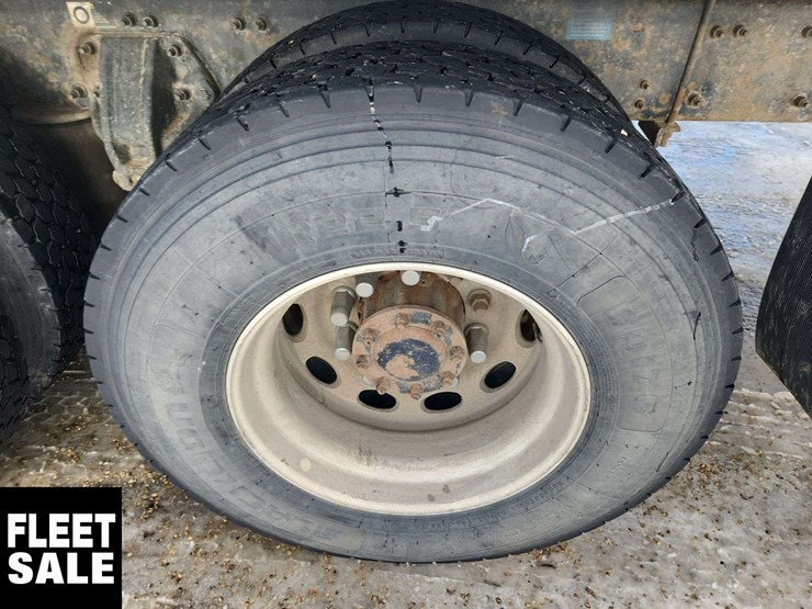 2011-peterbilt-348-image-14