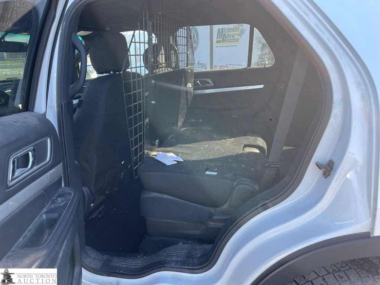 2017-ford-explorer-image-13