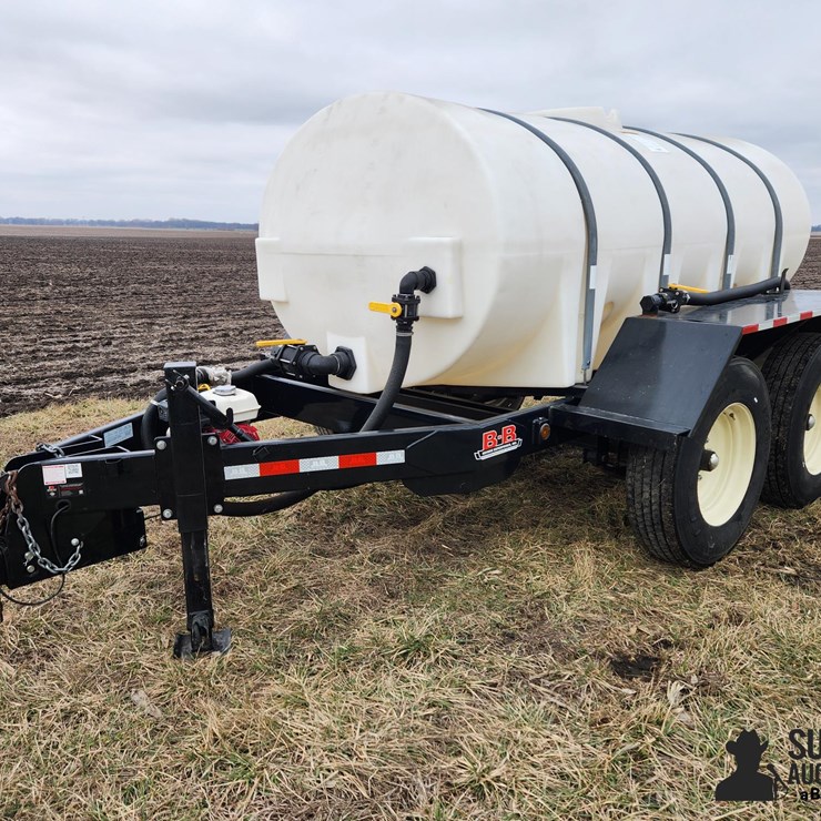 2017 Behnke 1,600-Gal T/A Poly Nurse Tank Trailer