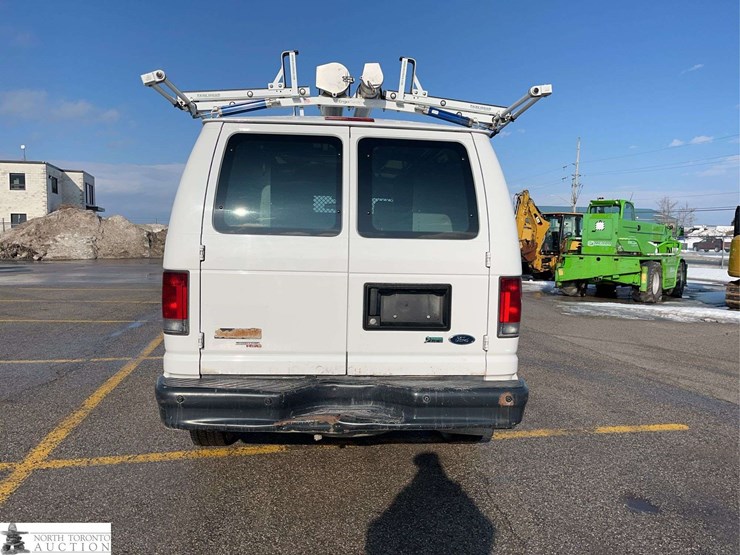 2013-ford-cargo-image-5