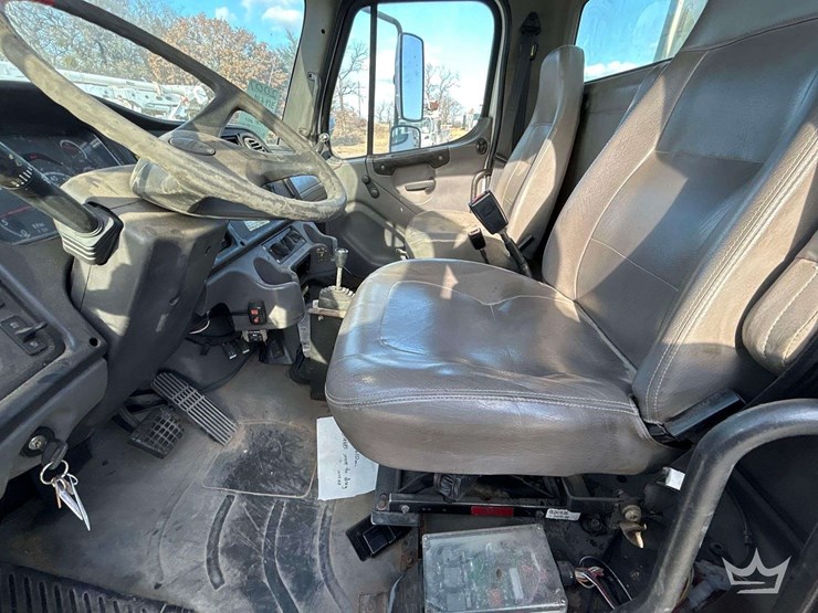 2006-freightliner-m2-bucket-truck-image-13