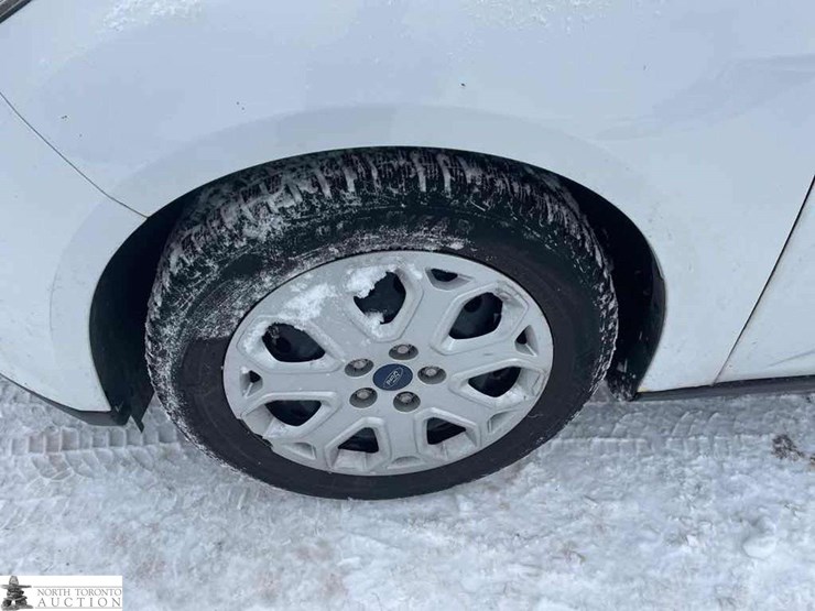 2014-ford-focus-se-image-19