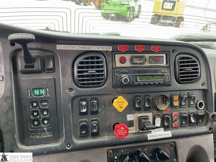 2016-freightliner-m2-106-image-21