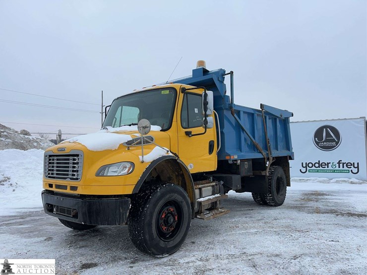 2016-freightliner-m2-106-image-1