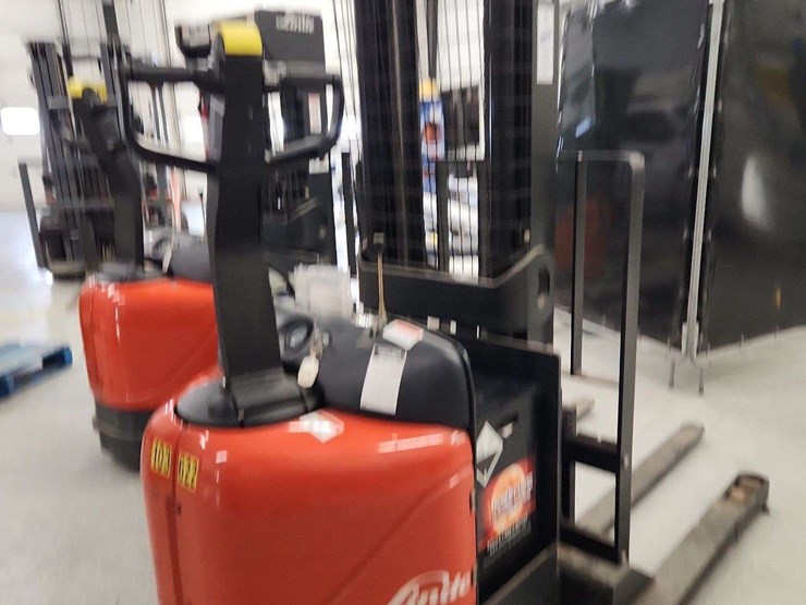 linde-electric-forklift-with-charger-non-operable-linde-ews40-4000-lbs-lbs-forklift-image-7