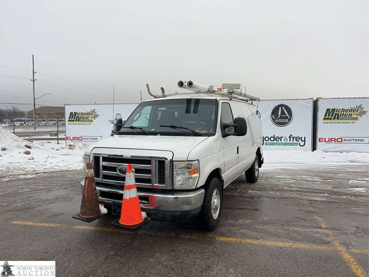 2011-ford-cargo-image-1