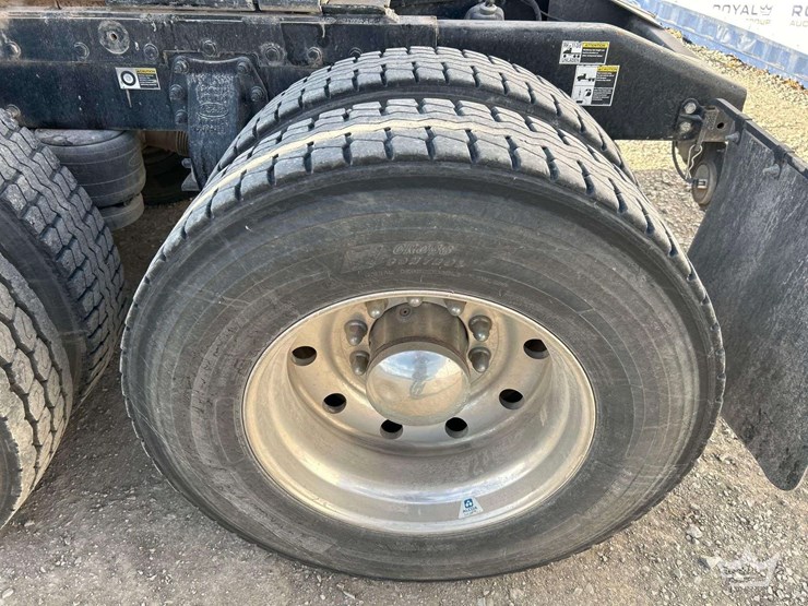 2017-peterbilt-567-image-25