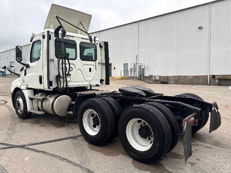 2018-freightliner-cascadia-126-image-2