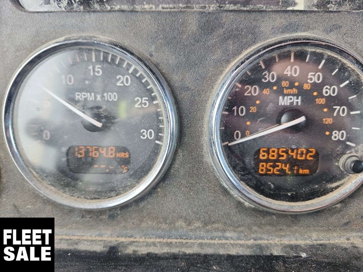 2011-peterbilt-348-image-26