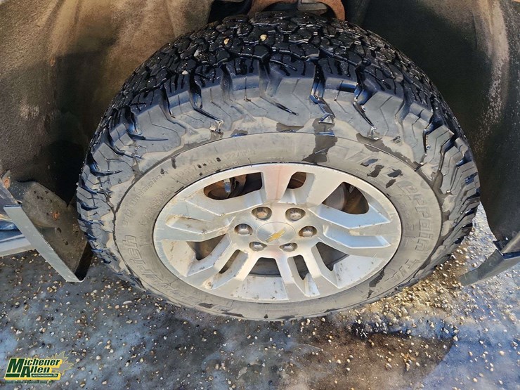 2015-chevrolet-suburban-image-11