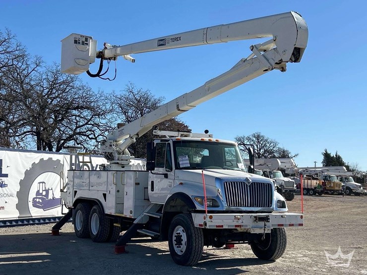 2006-international-bucket-truck-image-4