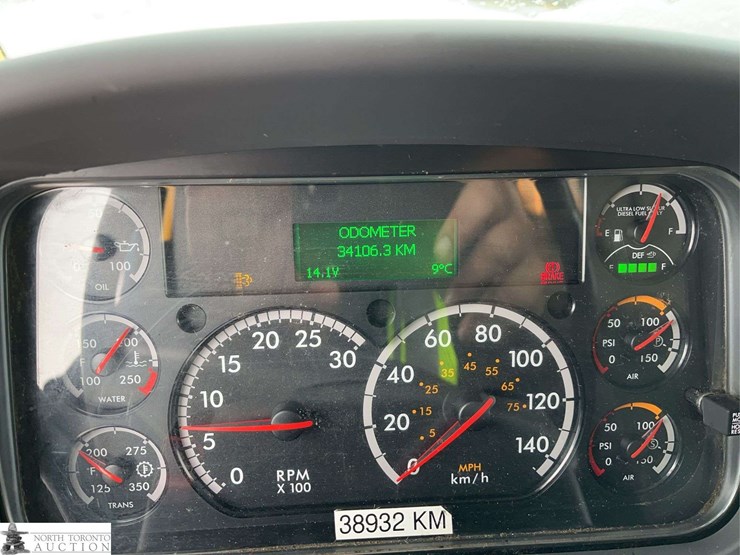 2011-freightliner-m2-106-image-16