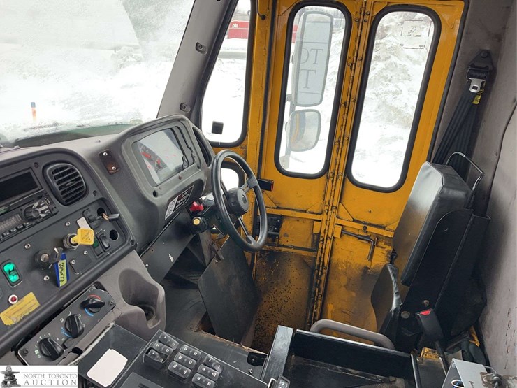 2018-freightliner-m2-106-image-15