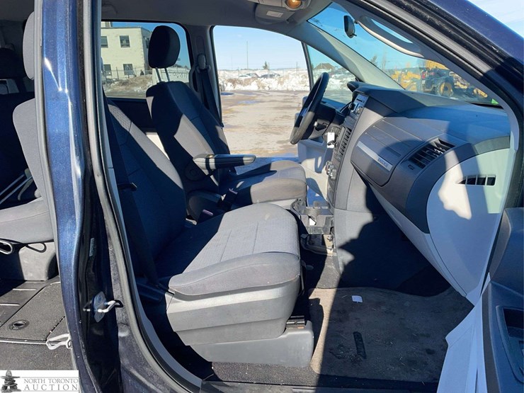 2010-dodge-grand-caravan-se-image-23