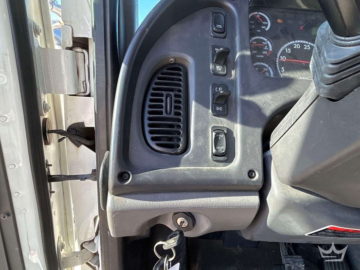 2013-freightliner-m2-bucket-truck-image-15