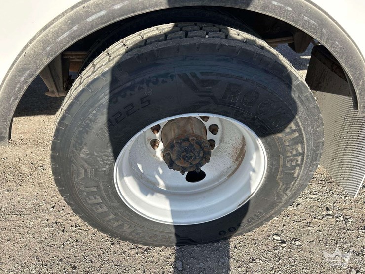 2006-freightliner-m2-bucket-truck-image-39