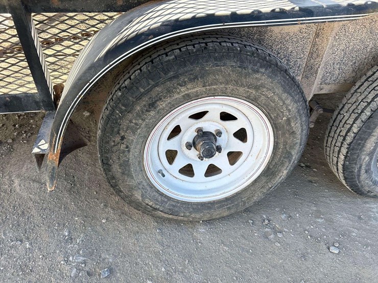 2014-top-hat-trailer-image-17