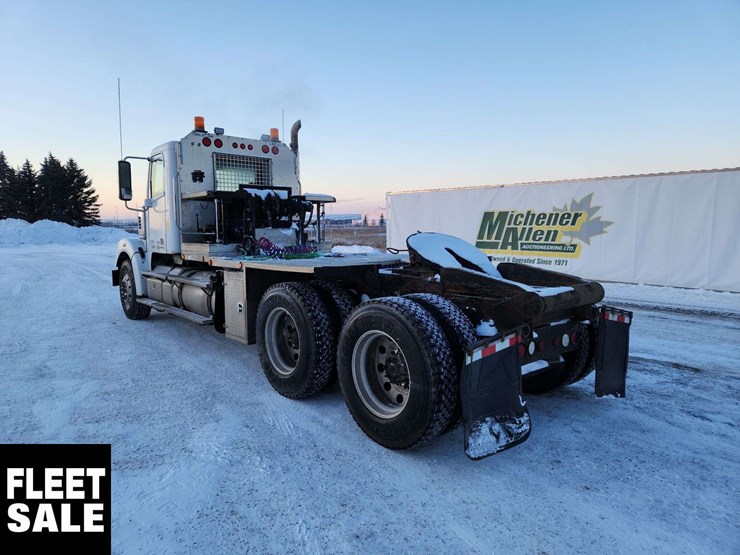 2011-freightliner-coronado-122-sd-image-3